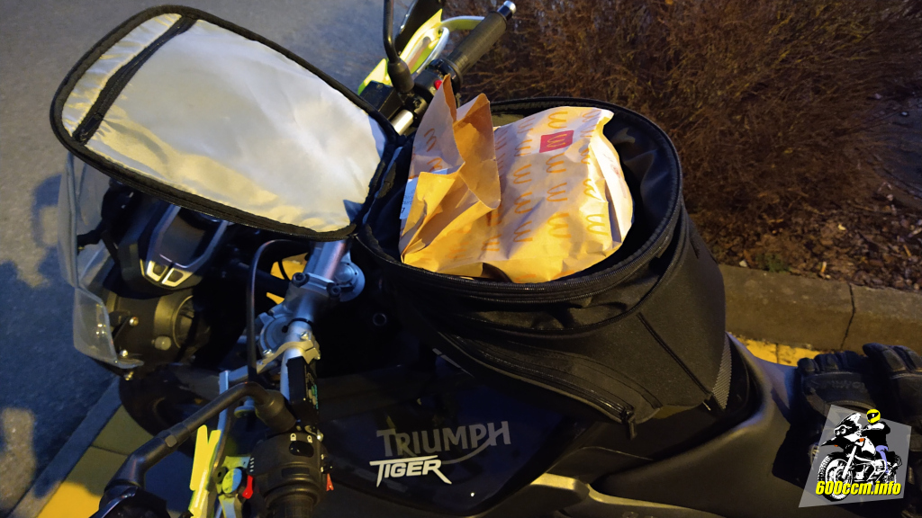 Dank optionaler Erhöhung vom Tankrucksack passen die Burger rein